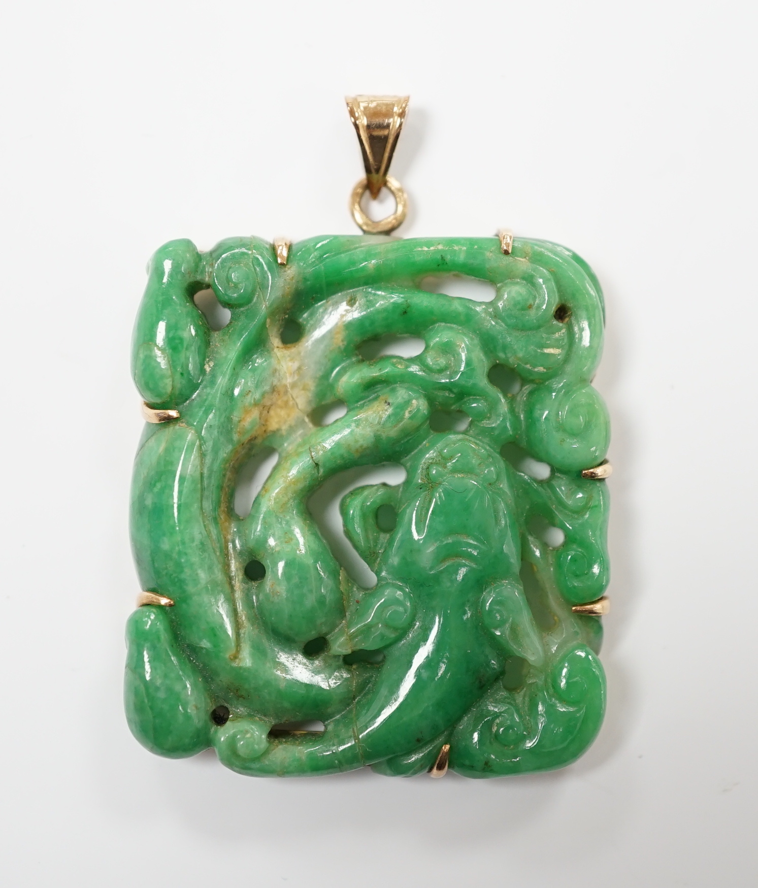 A yellow metal mounted jade pendant, carved with a fish, of square form, 37mm.